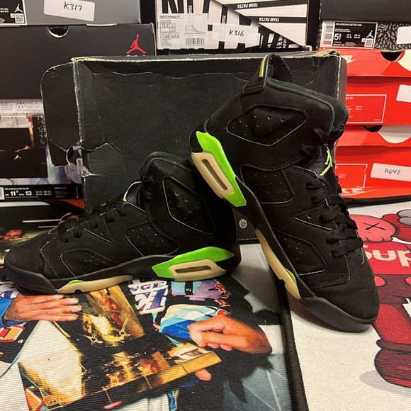 Jordan 6 Electric Green (5.5Y/7W) - Picture 2 of 4